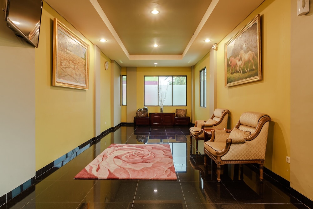 RedDoorz Plus near Dunia Fantasi Ancol 13/19