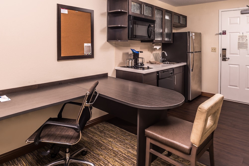 Candlewood Suites Kansas City 40/53