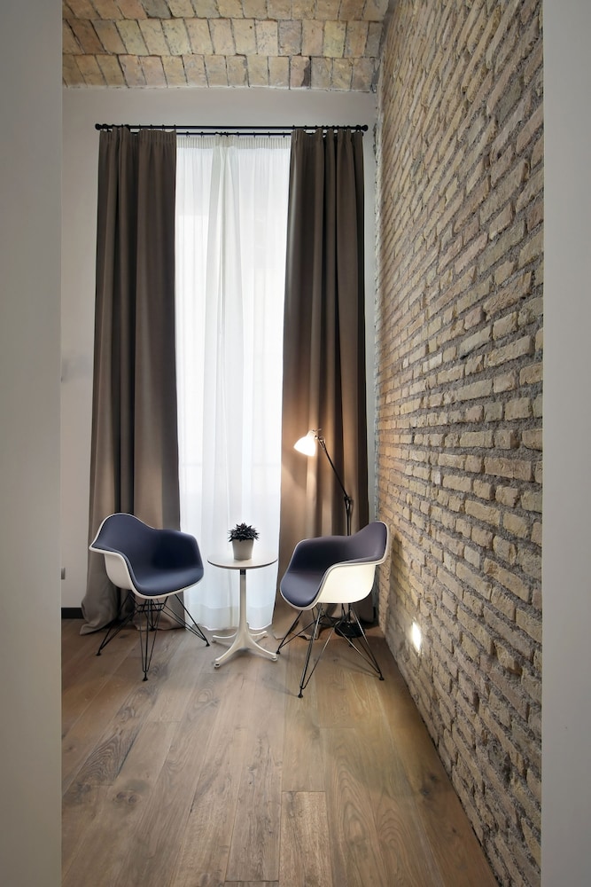 1880 Atypical Rooms 16/33