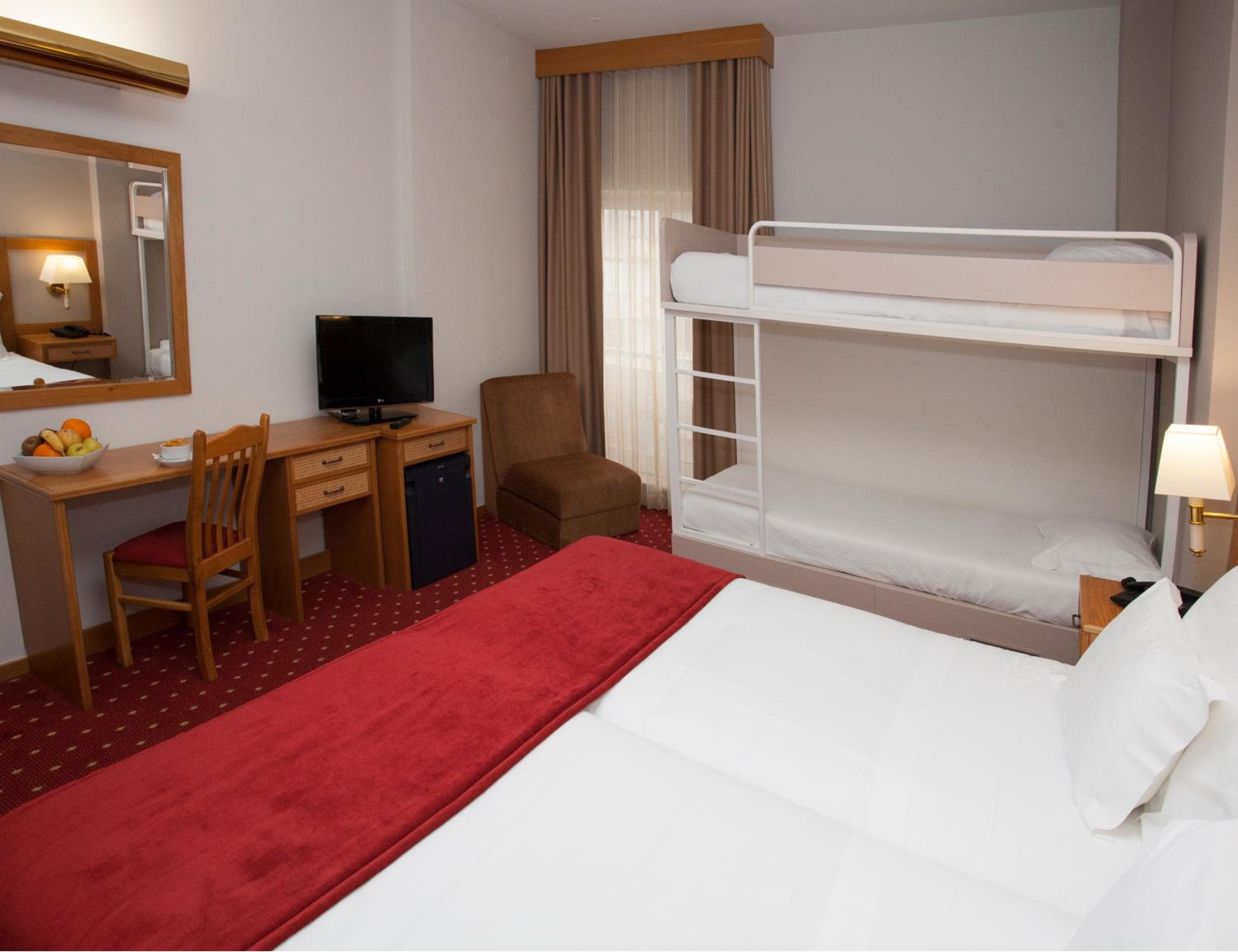 غرفة عائلية بسريرين منفصلين وسرير بطابقين، Hotel Rainha D Amelia Arts Leisure 6/6