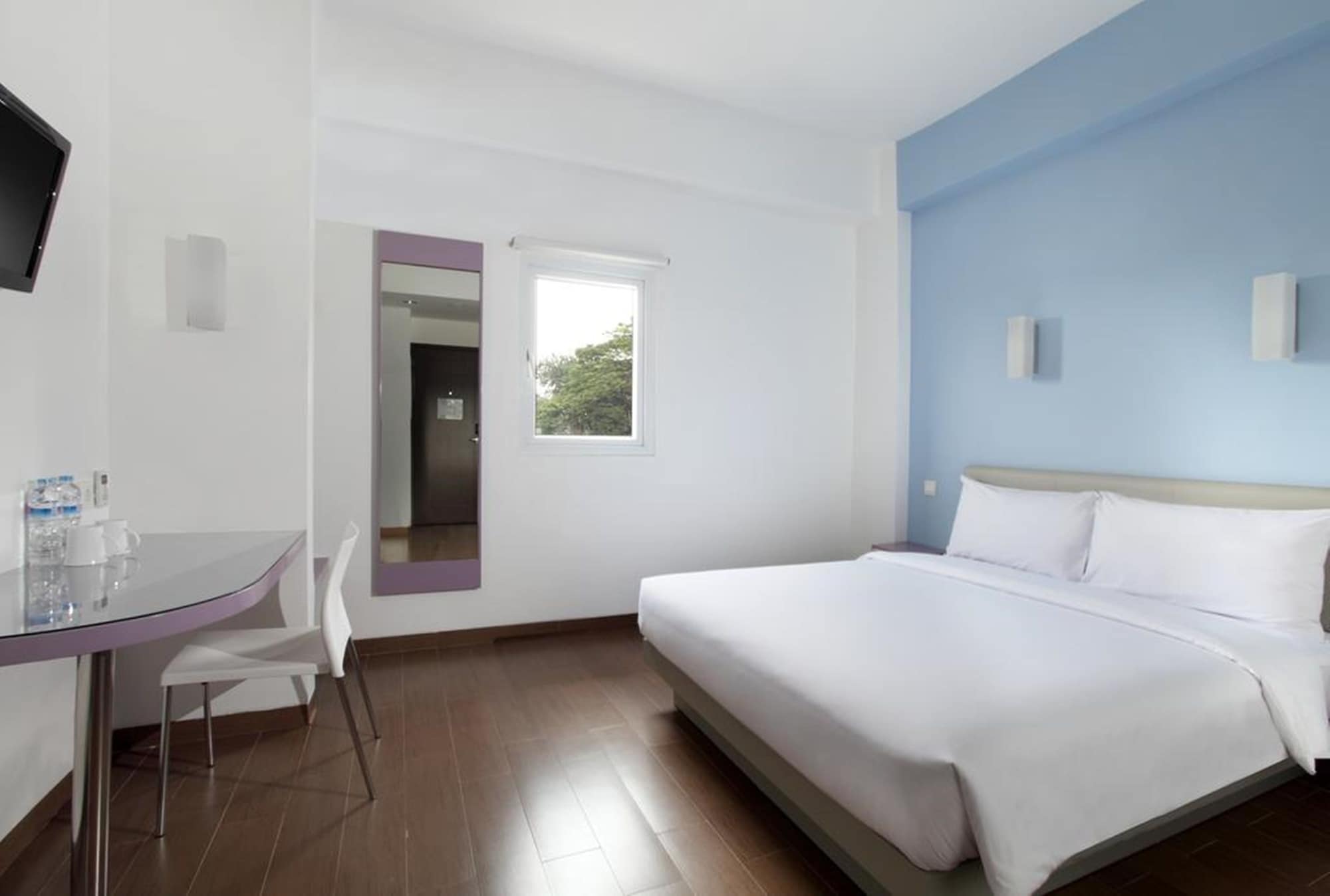 Smart, Queen Bed
