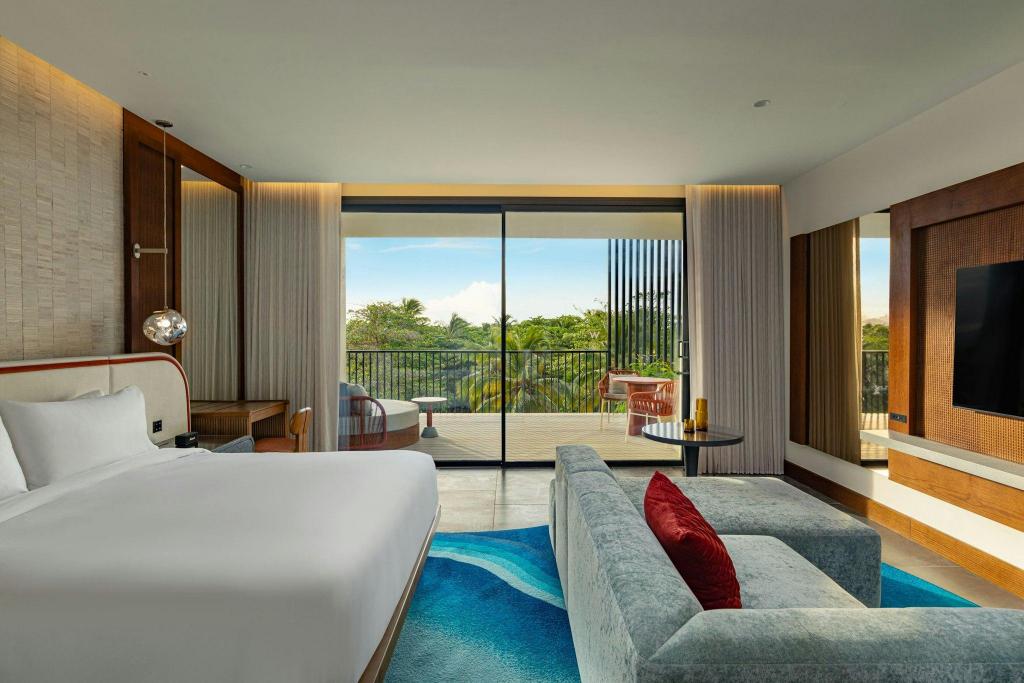 Suite, King Bed, Tropical View, Adult Only