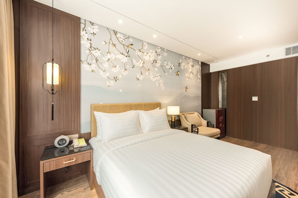 EXECUTIVE, QUEEN BED