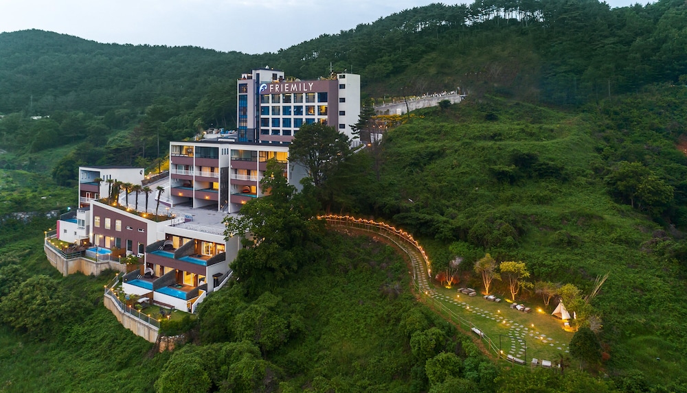 FRIEMILY POOL VILLA AND HOTEL 47/52