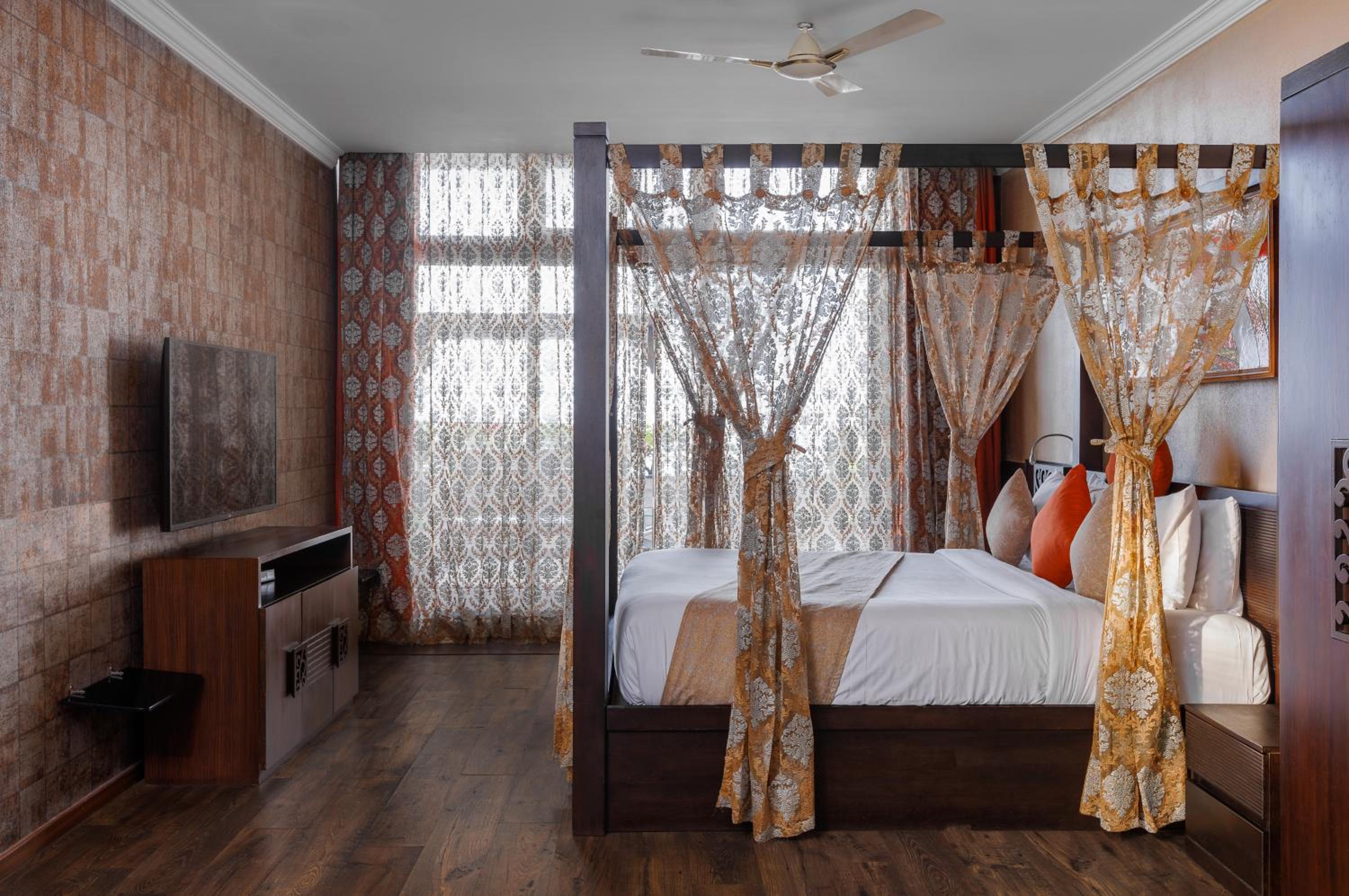 Suite, King Bed, The Panoramic Getaway 2/6