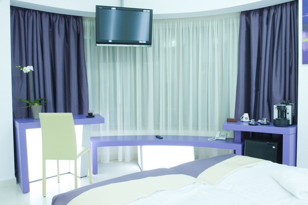 Christina Hotel 52/61