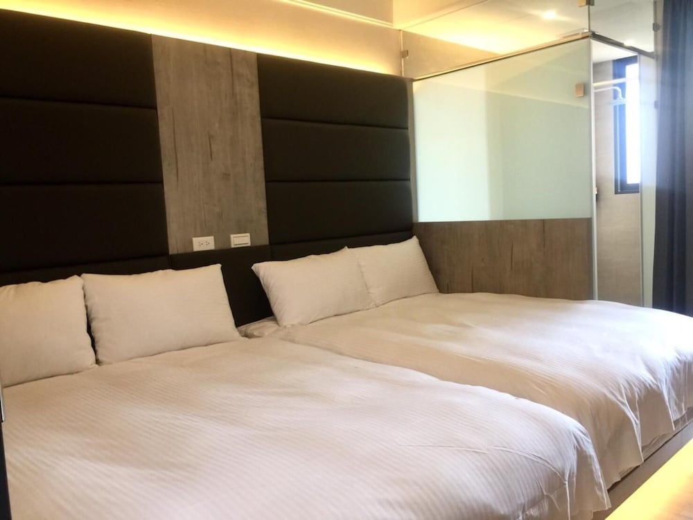 JOY INN 28/47
