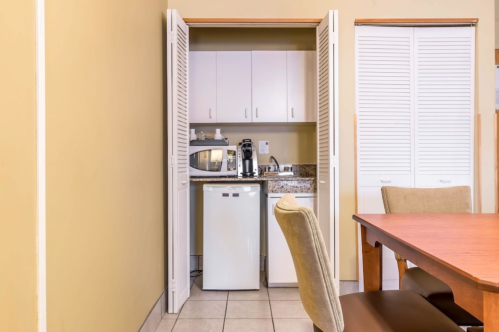 Quality Inn & Suites Hawkesbury 50/50