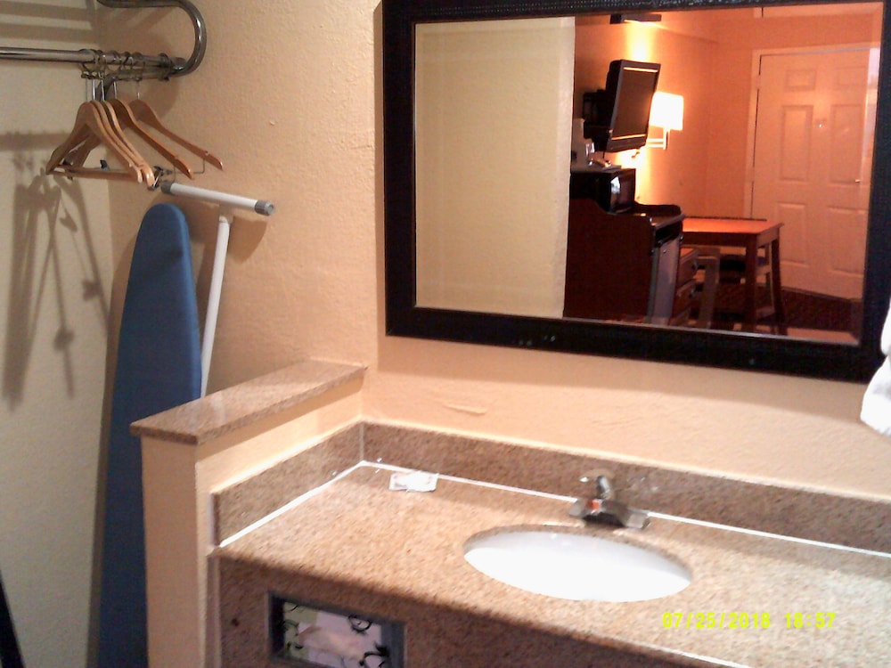 Super 8 By Wyndham Tucson Downtown Convention Center 19/22