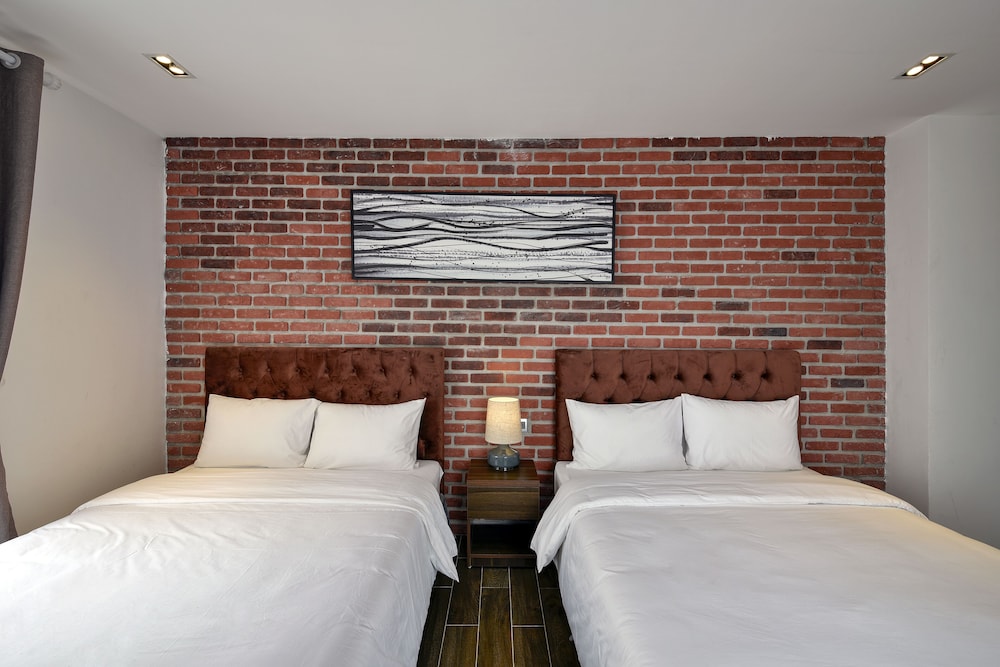 The Marron Hotel 20/50