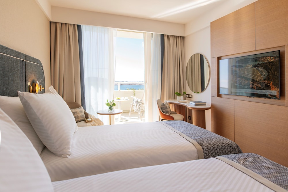 Plus, Superior, Queen Bed, Sea View, Balcony