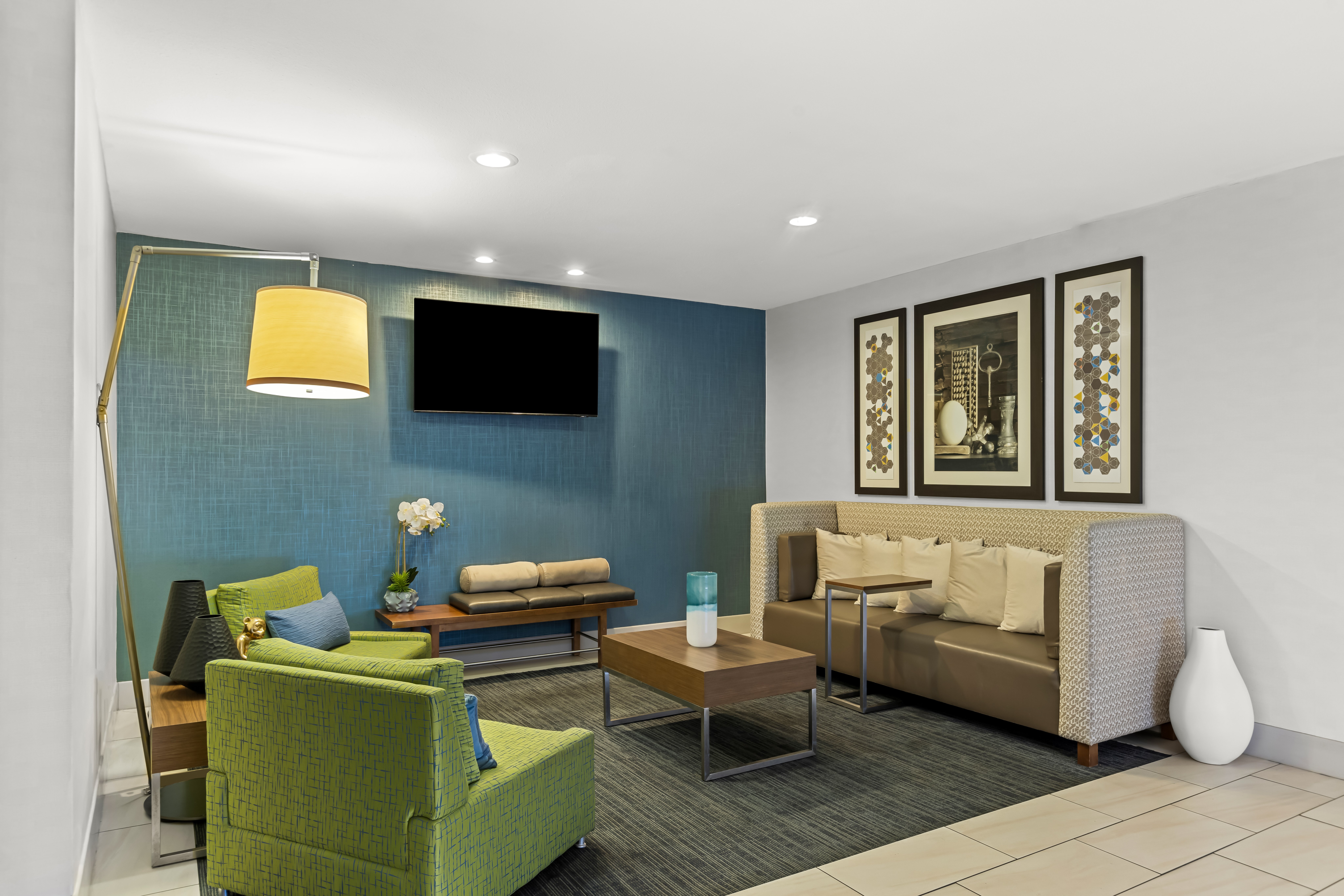 Holiday Inn Express Hotel Suites Savannah Midtown 39/81