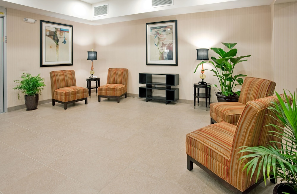 Holiday Inn Express Hotel And Suites Topeka North 30/53