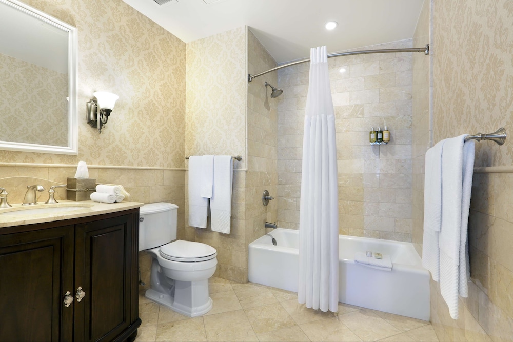 Madison Beach Hotel, Curio Collection by Hilton 14/88