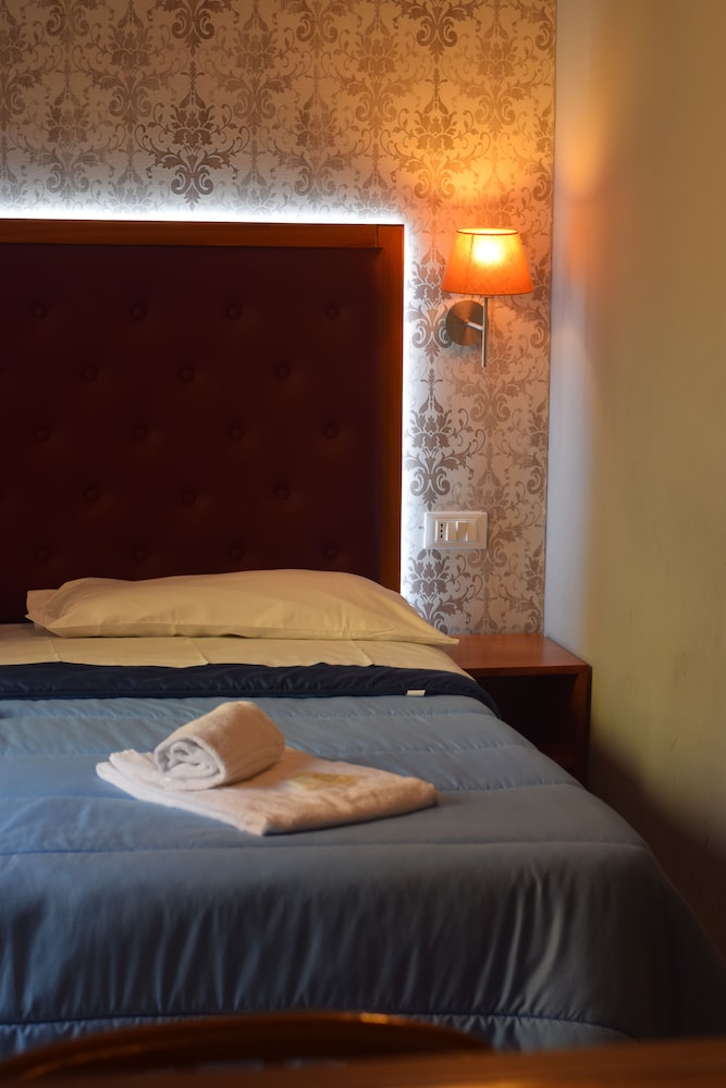 ROOM, DOUBLE OR TWIN BED