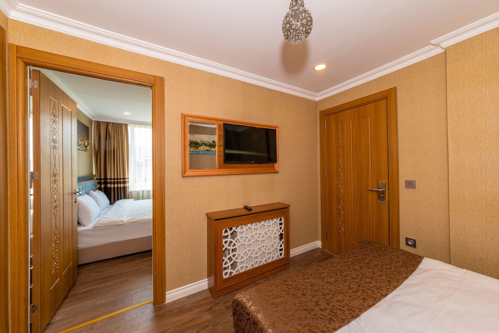 Connecting, Family, 1 Single and 2 Double Beds