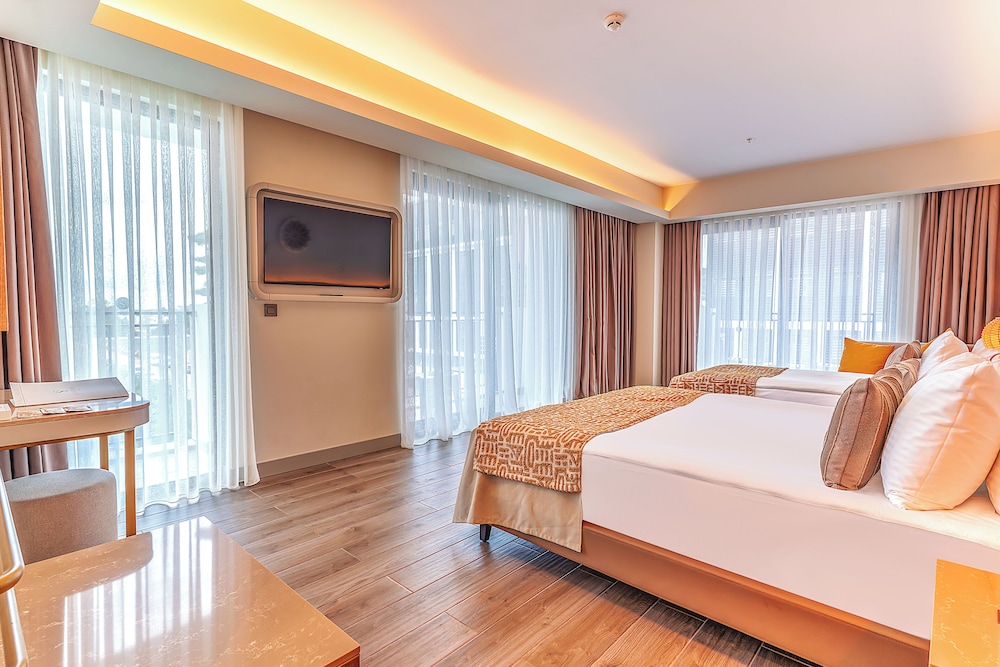 DELUXE SUPERIOR ROOM