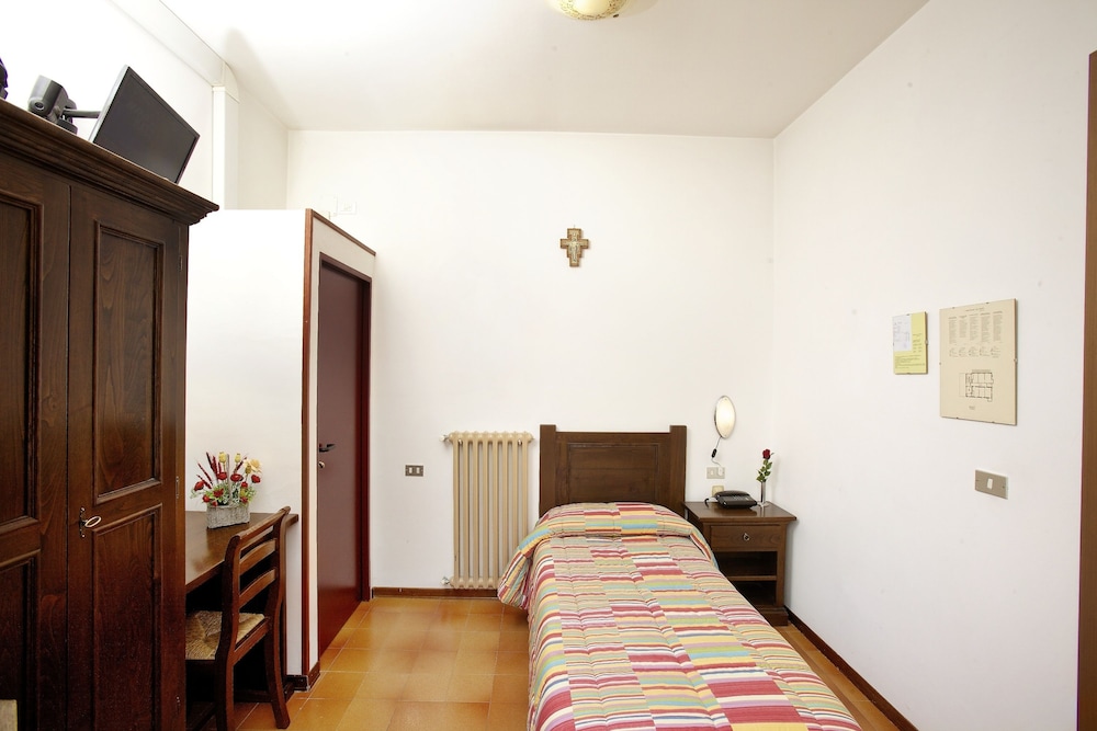 ROOM, SINGLE