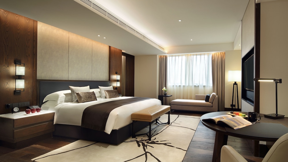 جناح بسرير كينج وسرير فردي بغرفة نوم واحدة، InterContinental Shanghai Hongqiao NECC, an IHG Hotel 2/6
