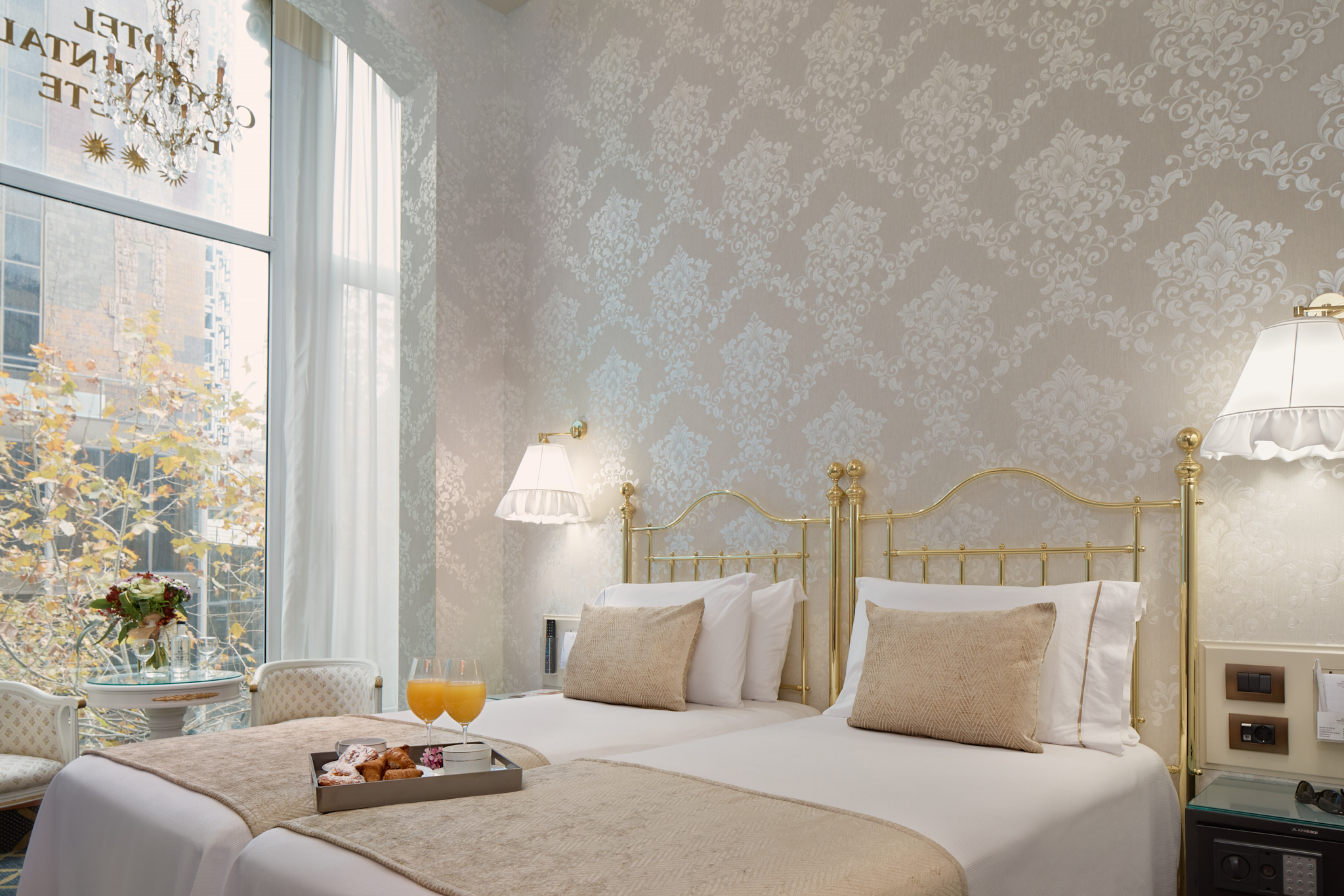 Tribune, Deluxe, Twin Beds, Street View