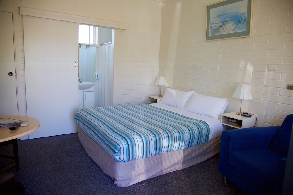 GUICHEN BAY MOTEL 12/54