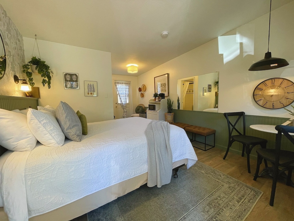 Emerald Valley Inn 12/74