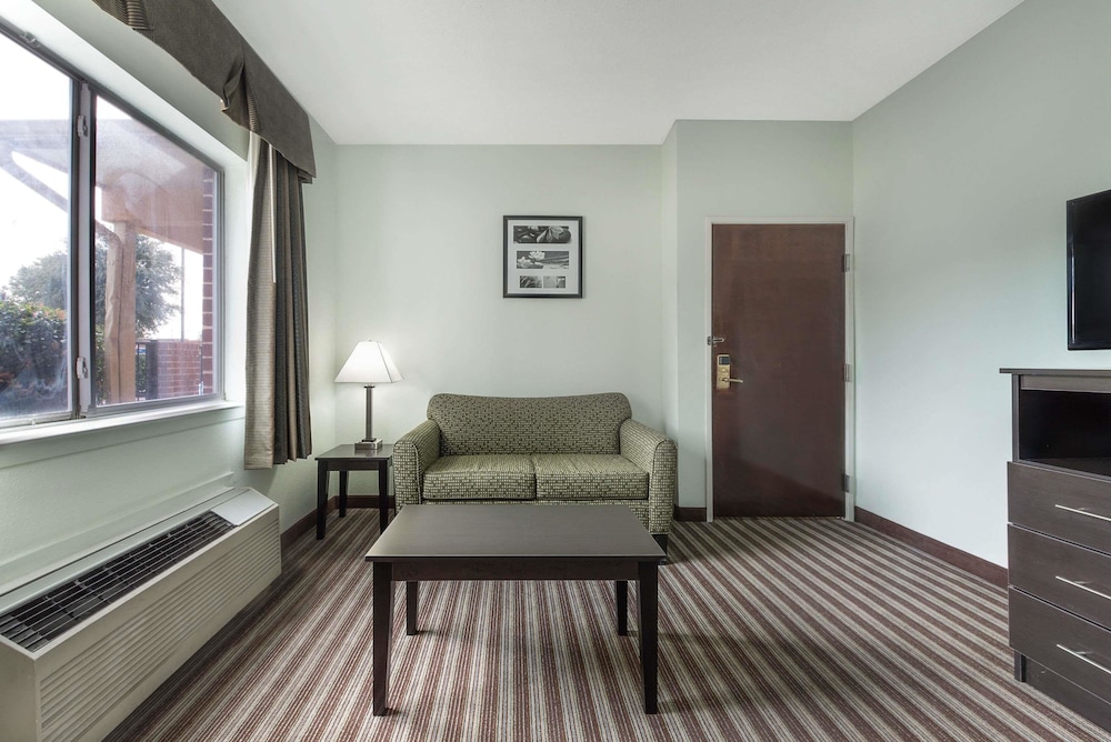 Days Inn Suites By Wyndham Dallas 21/27