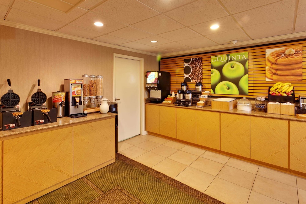 La Quinta Inn And Suites By Wyndham Plattsburgh 7/38