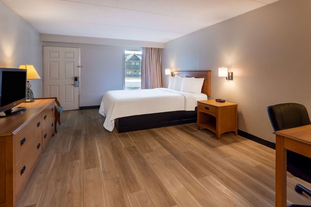 Days Inn by Wyndham Birch Run 24/36