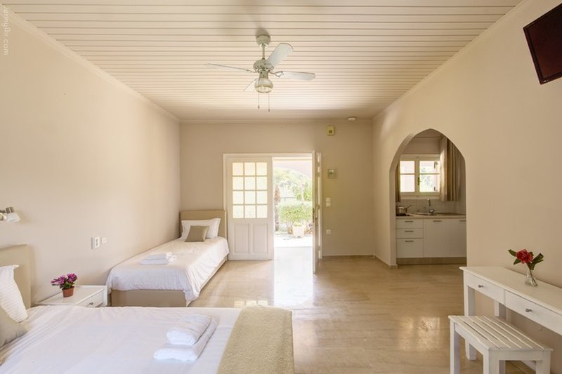 Paradise Village 18/40