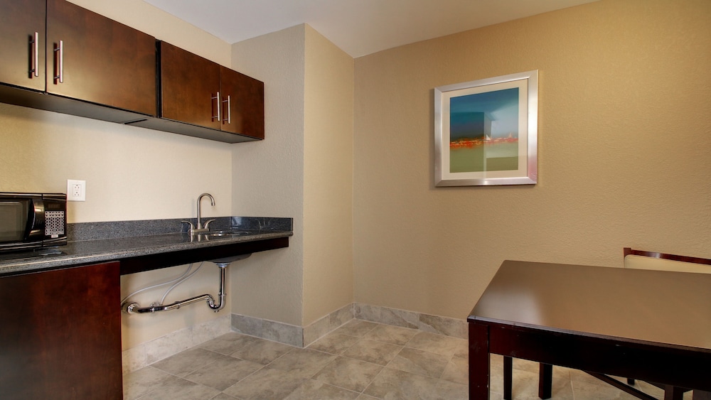 Holiday Inn Express Suites Jackson Downtown Coliseum 40/49