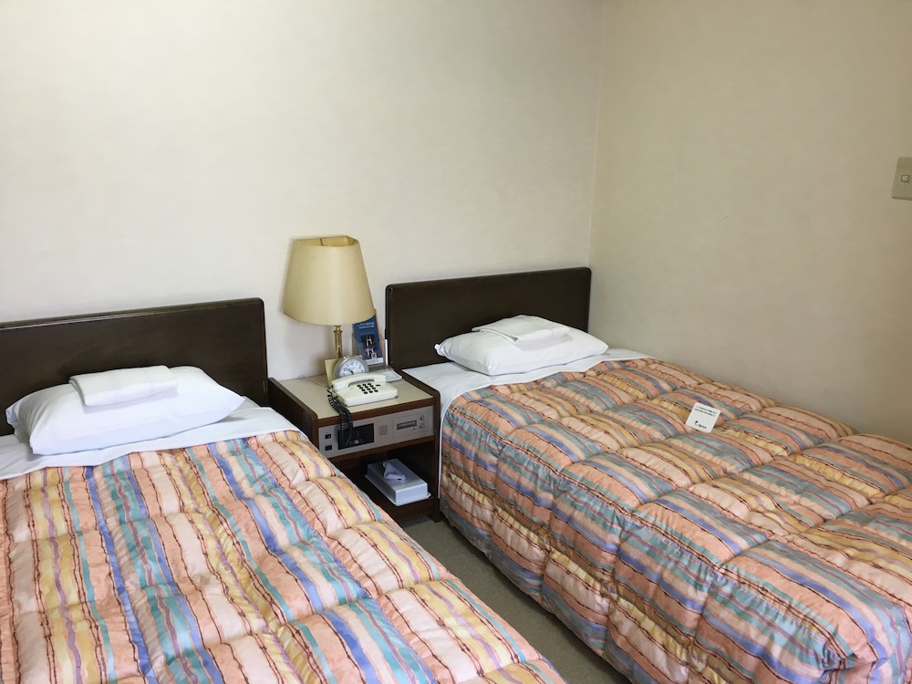 ROOM, TWIN BEDS