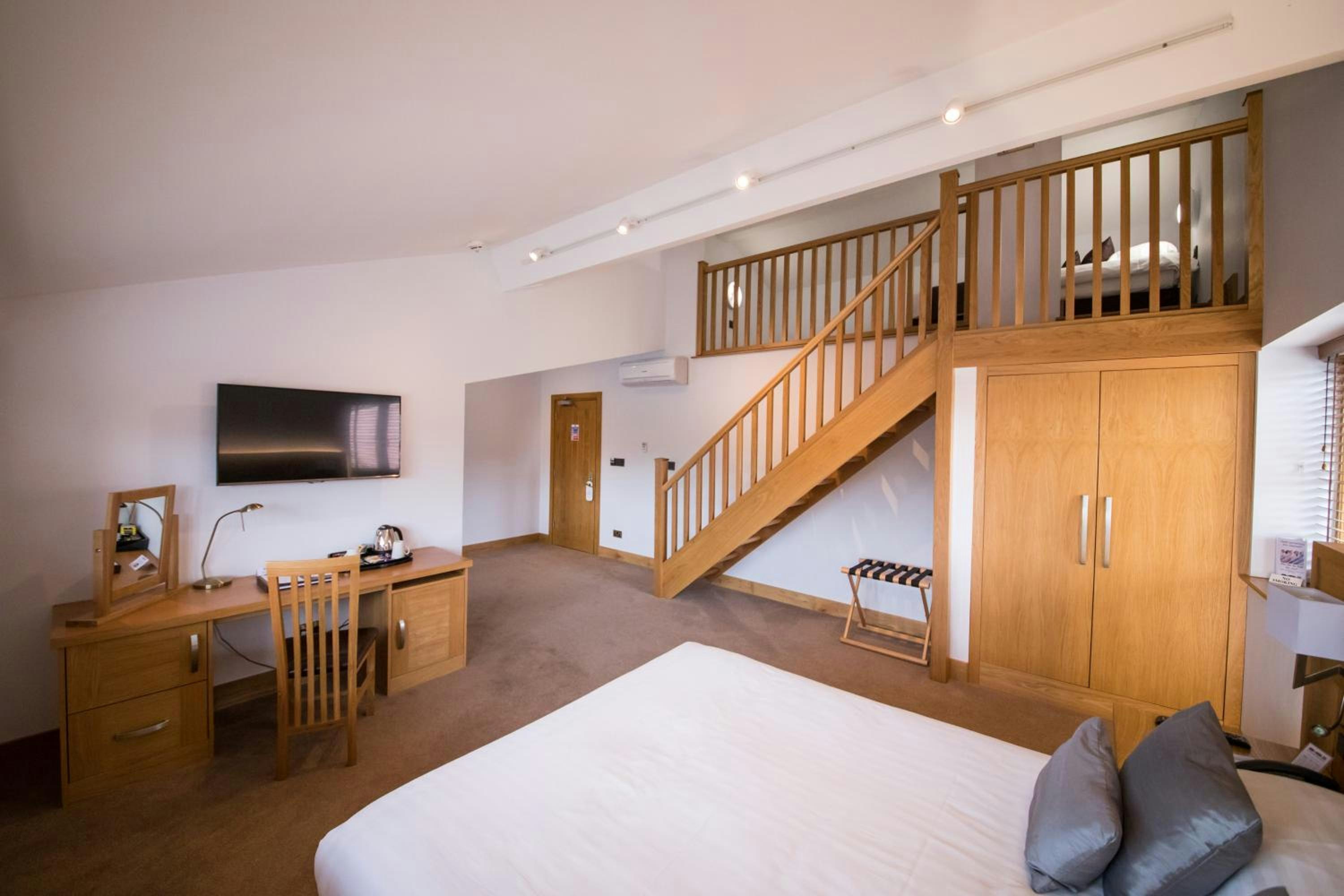 Tewin Bury Farm Hotel 9/38