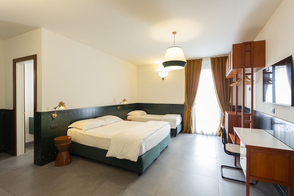ROOM, TRIPLE