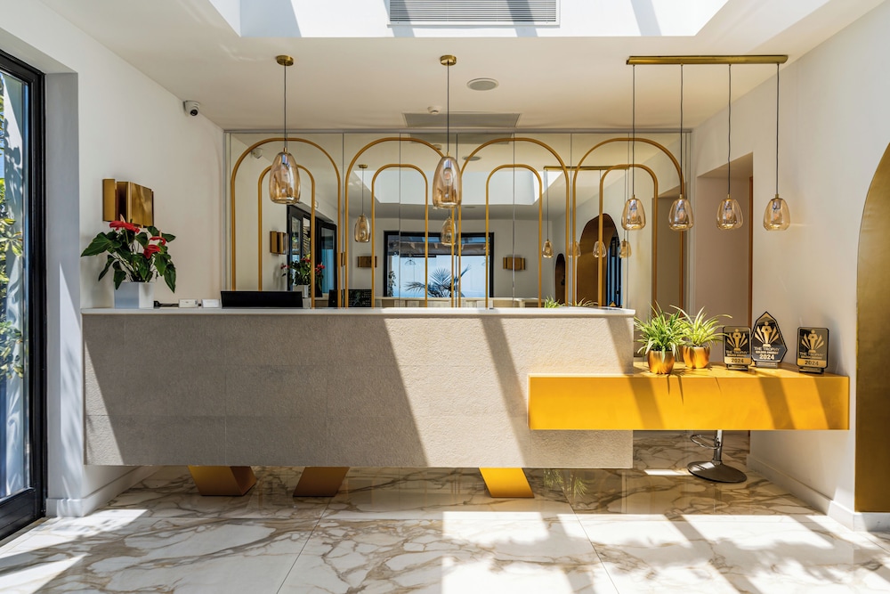 Cresanto Luxury Suites 8/60