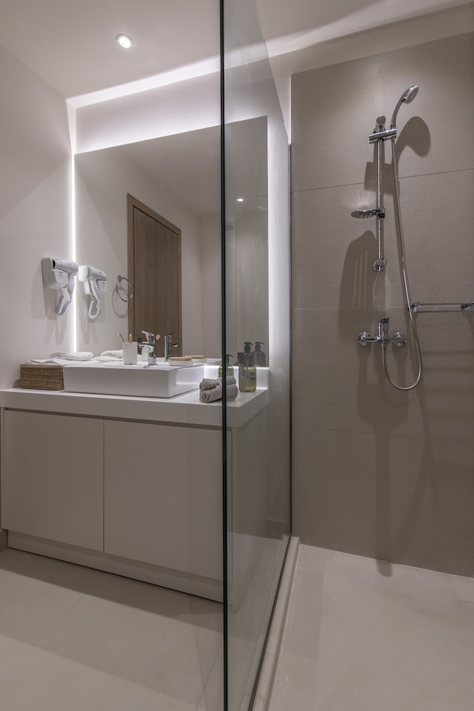 Gallery Suites and Residences 42/43