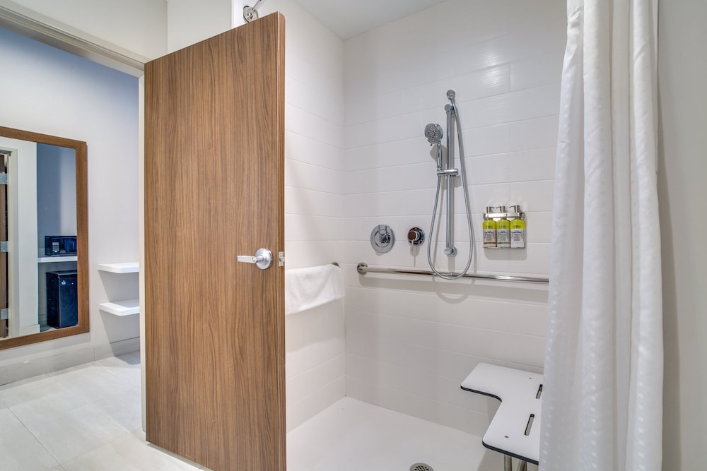 Holiday Inn Express and Suites Denton South 26/71