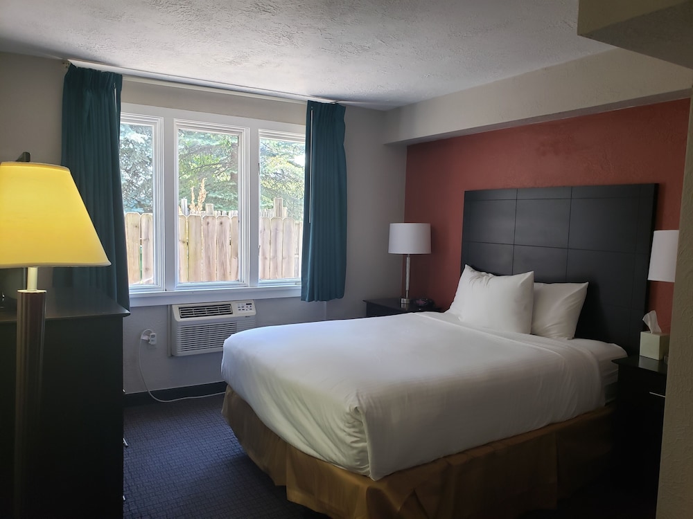 Travelodge by Wyndham Traverse City MI 18/27