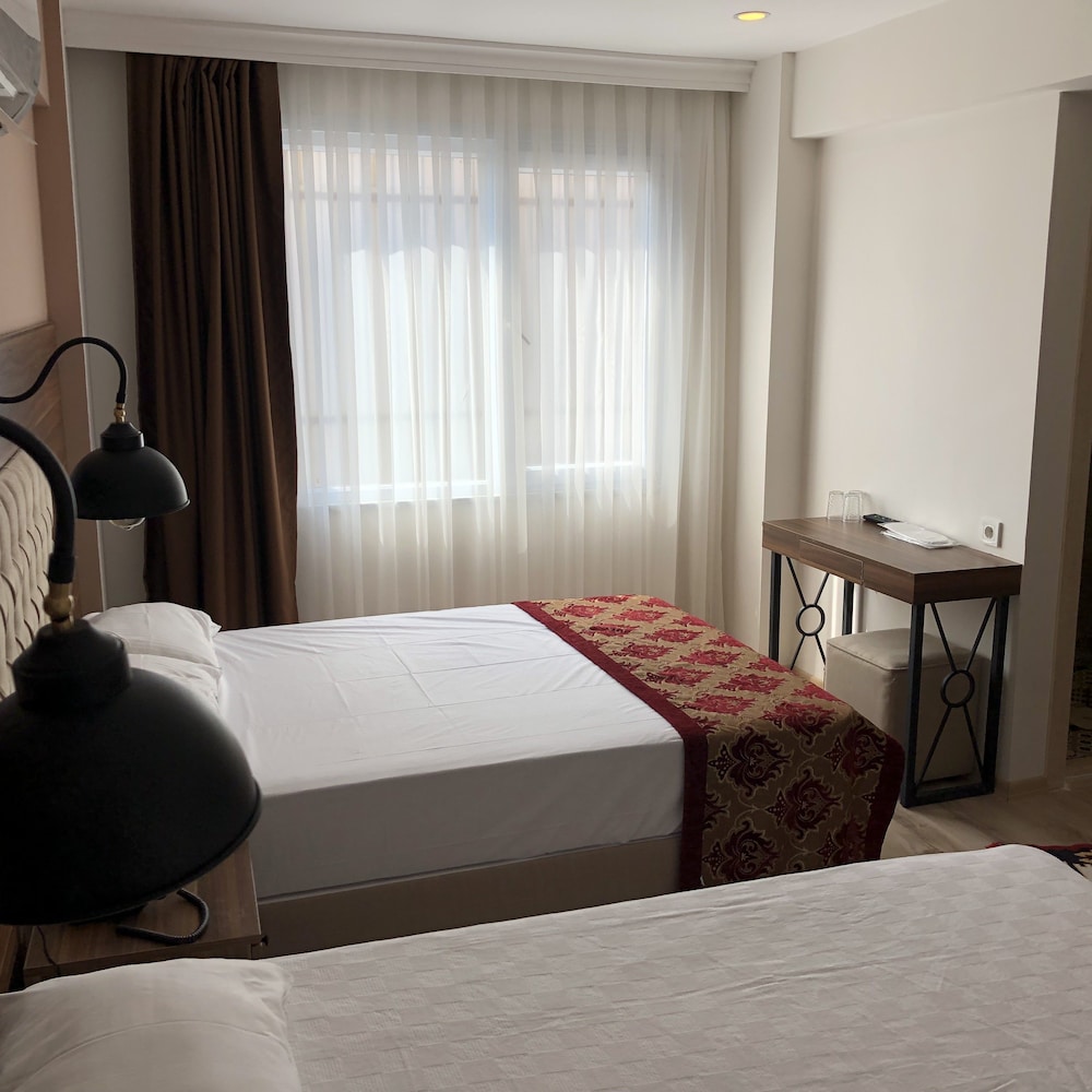The Reina Hotel 21/70