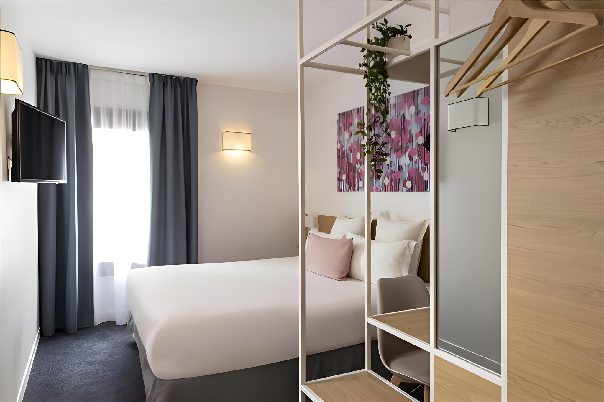 ROOM, DOUBLE BED
