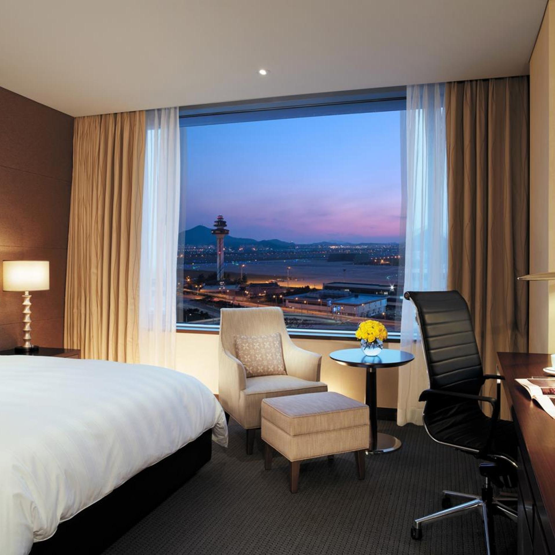 Deluxe, Double Bed, Airport View, High Floor