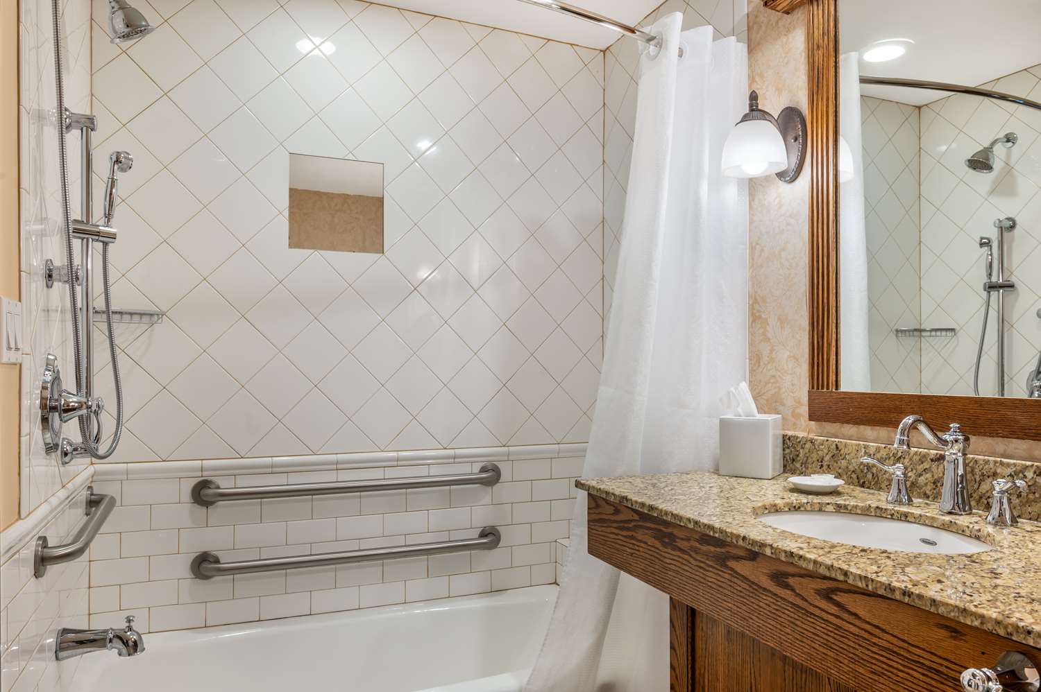 غرفة بسرير كينج بحوض استحمام لذوي الإعاقة، Best Western Premier Mariemont Inn 3/4
