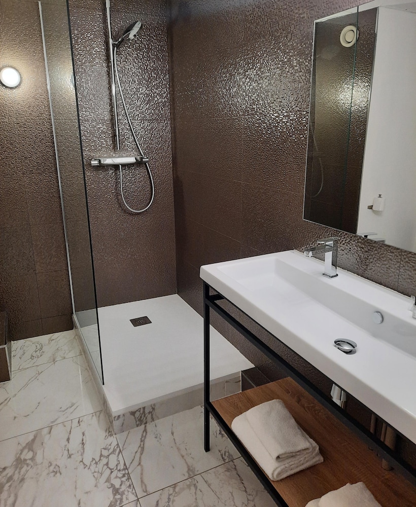 Superior, Queen Bed, HOTEL DE FRANCE 4/4