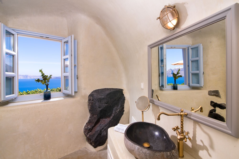 Cave, Honeymoon, Suite, King Bed, Caldera View, Sofa, Hot Tub، Pezoules of Oia 2/2
