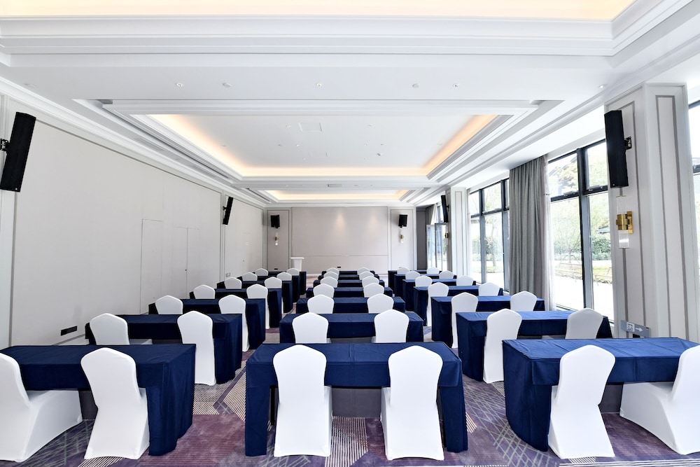 Mercure Xichang Qionghai Wetland 26/32