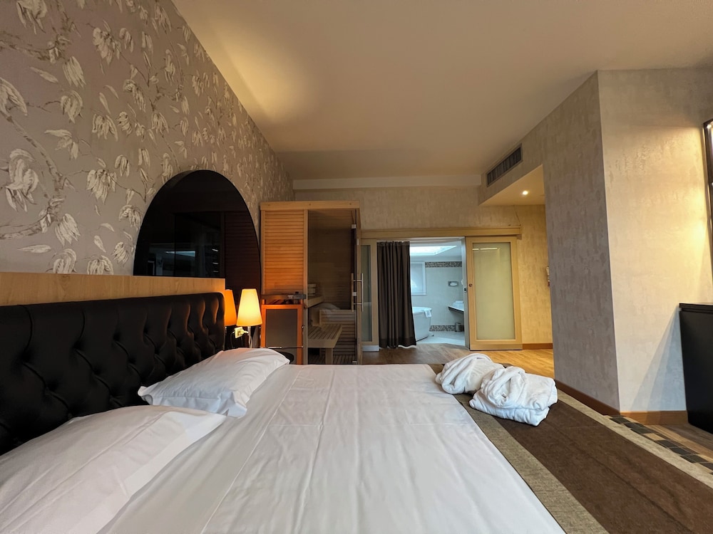 JUNIOR SUITE, SAUNA, JETTED TUB