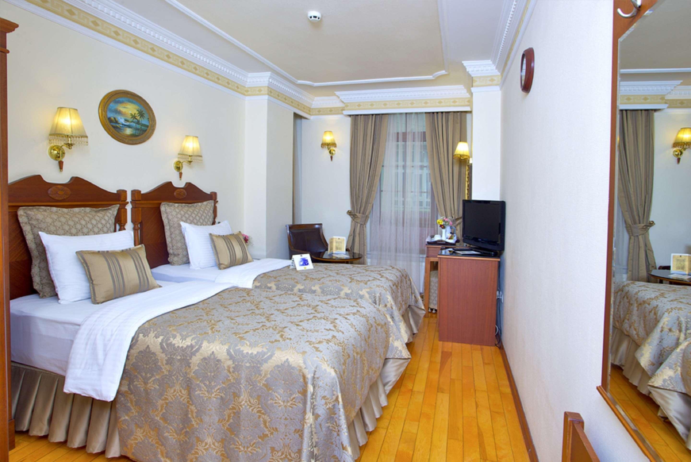 ROOM, TWIN BEDS