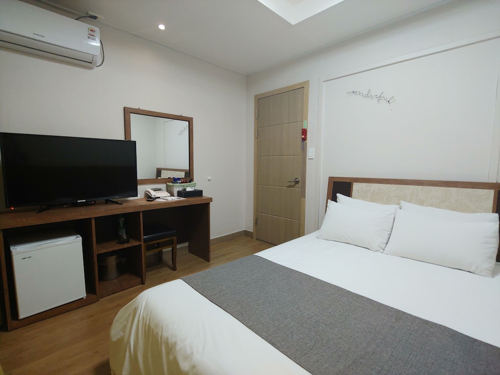 Gallery Hotel Bnb 12/30