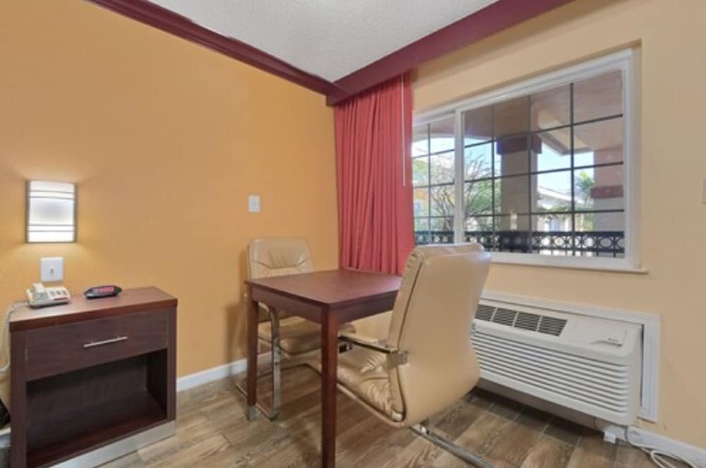 Americas Deluxe Inn 20/32