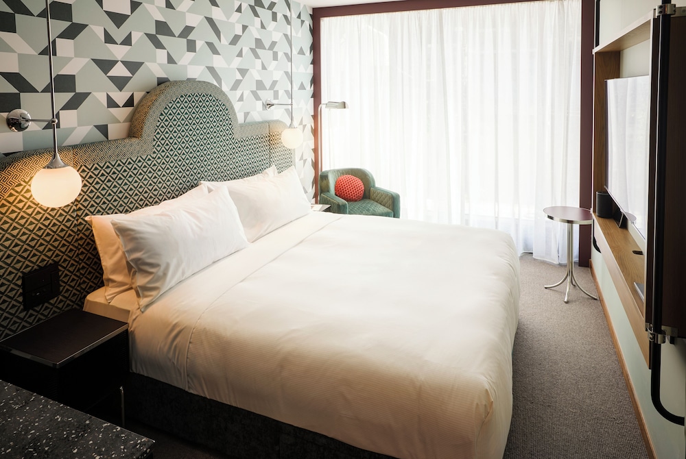 GROOVY, STUDIO, KING BED, CITY VIEW